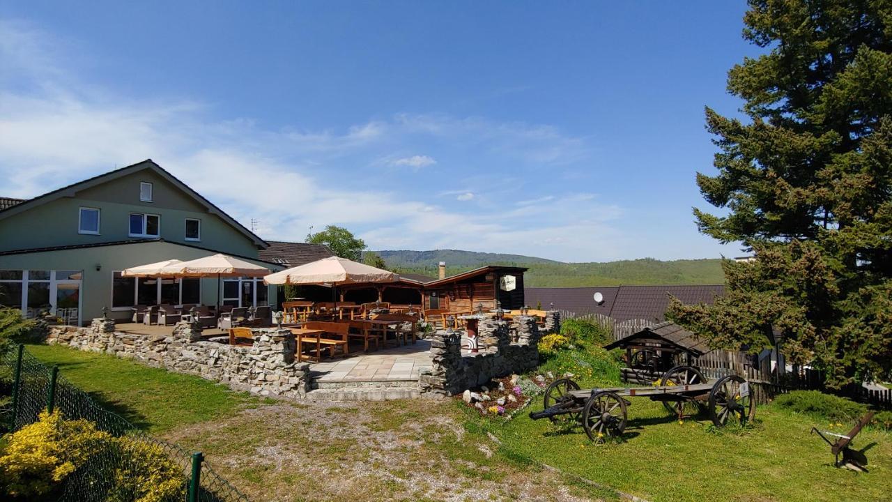 Pod Hradom Restaurant & Pension Topoľčany Екстериор снимка