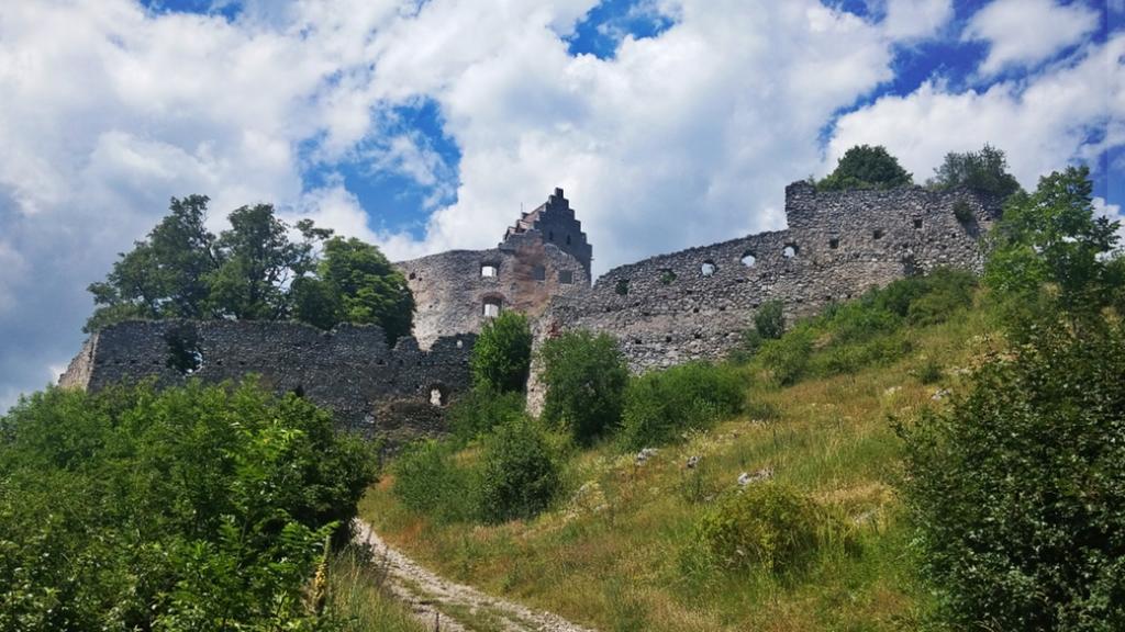 Pod Hradom Restaurant & Pension Topoľčany Екстериор снимка